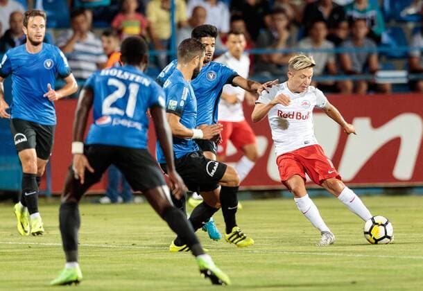 17.08.2017, Stadionul Central, Ovidiu, ROM, UEFA EL, Viitorul Constanta vs FC Salzburg, Play-off, Hinspiel, im Bild v.l. Kevin Boli (Viitorul), Marc Rzatkowski (FC Red Bull Salzburg) during the UEFA Europaleague Play-off 1st Leg Match between Viitorul Constanta and FC Salzburg at the Stadionul Central in Ovidiu, Romania on 2017 08 17. Ovidiu EP_gro