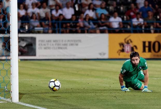 17.08.2017, Stadionul Central, Ovidiu, ROM, UEFA EL, Viitorul Constanta vs FC Salzburg, Play-off, Hinspiel, im Bild Victor Rimniceanu (Viitorul) beim 1:3 durch Munas Dabbur (FC Red Bull Salzburg) during the UEFA Europaleague Play-off 1st Leg Match between Viitorul Constanta and FC Salzburg at the Stadionul Central in Ovidiu, Romania on 2017 08 17. Ovidiu  EP_gro  
