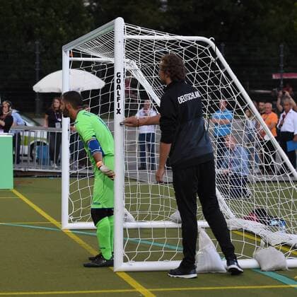 Fussball, Herren, 2017 18, IBSA Blindenfußball-EM 2017 in Berlin, Eröffnungsspiel, Deutschland - Italien, Hintertor-Guide Werner Nordlohne zeigt den Torpfosten an, 18.08.17, Copyright: xMichaelxHundtx xMatthiasxKochx