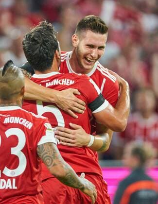 fcb4 Niklas SUELE, FCB 4 Torjubel, Jubel nach dem Tor zum 1-0 Jubel, jubeln, jubelt, Freude, Emotionen, Feiern, Lachen, jubelt, freuen, reisst die Arme hoch, ballt die Faust FC BAYERN MUENCHEN - BAYER 04 LEVERKUSEN Fussball 1. Bundesliga , Muenchen, am 18.08.2017, 1.Spieltag, Saison 2017 2018, 1.Liga, 1.Bundesliga,FCB