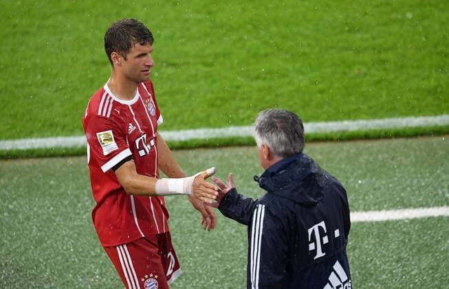 Fussball 1. Bundesliga Saison 2017 2018 1. Spieltag FC Bayern Muenchen - Bayer 04 Leverkusen 18.08.2017 Thomas Mueller (li) mit Trainer Carlo Ancelotti (re, beide FC Bayern Muenchen) Muenchen 