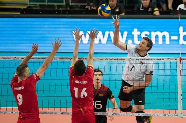 v.li.: Pieter Verhees (Belgien, 9) und Matthias Valkiers (Belgien, 16) mit einem Block gegen den Ball von Christian Fromm (Deutschland, 1) spielt den Ball über das Netz, Volleyball, Länderspiel, Deutschland - Belgien, xobx