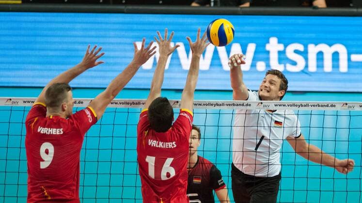 v.li.: Pieter Verhees (Belgien, 9) und Matthias Valkiers (Belgien, 16) mit einem Block gegen den Ball von Christian Fromm (Deutschland, 1) spielt den Ball über das Netz, Volleyball, Länderspiel, Deutschland - Belgien, xobx