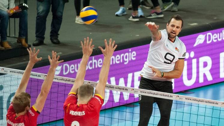 Bilder des Tages - SPORT v.li.: Kevin Klinkenberg (Belgien, 8) und Pieter Verhees (Belgien, 9) mit einem Block gegen den Ball von Georg Grozer (Deutschland, 9) spielt den Ball über das Netz, Volleyball, Länderspiel, Deutschland - Belgien, xobx