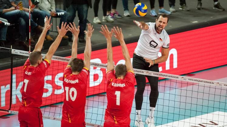 v.li.: Francois Lecat (Belgien, 7), Simon van de Voorde (Belgien, 10) und Bram van den Dries (Belgien, 1) mit einem Block gegen den Ball von Georg Grozer (Deutschland, 9) spielt den Ball über das Netz, Volleyball, Länderspiel, Deutschland - Belgien, xobx