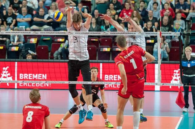 v.li.: Tobias Krick (Deutschland, 21) und Denis Kaliberda (Deutschland, 6) mit einem Block gegen den Ball, Volleyball, Länderspiel, Deutschland - Belgien, xobx
