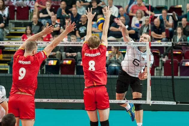 v.li.: Pieter Verhees (Belgien, 9) und Kevin Klinkenberg (Belgien, 8) mit einem Block gegen den Ball von Denis Kaliberda (Deutschland, 6) spielt den Ball über das Netz, Volleyball, Länderspiel, Deutschland - Belgien, xobx