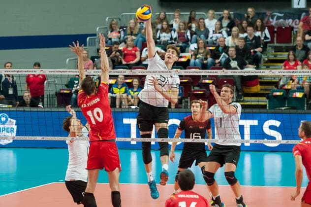v.li.: Simon van de Voorde (Belgien, 10) mit einem Block gegen den Ball von Tobias Krick (Deutschland, 21) spielt den Ball über das Netz, Volleyball, Länderspiel, Deutschland - Belgien, xobx