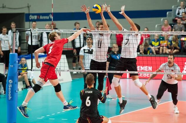 v.li.: Sam Deroo (Belgien, 3) spielt den Ball über das Netz, Lukas Kampa (Deutschland, 11) und Michael Andrei (Deutschland, 7) mit einem Block gegen den Ball, Volleyball, Länderspiel, Deutschland - Belgien, xobx