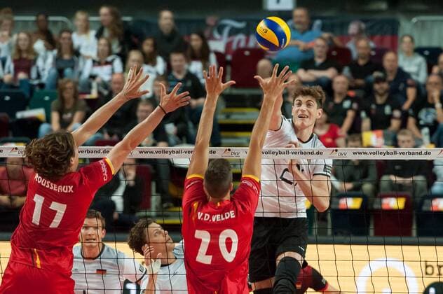 v.li.: Tomas Rousseaux (Belgien, 17) und Arno van de Velde (Belgien, 20) mit einem Block gegen den Ball von Tobias Krick (Deutschland, 21) spielt den Ball über das Netz, Volleyball, Länderspiel, Deutschland - Belgien, xobx