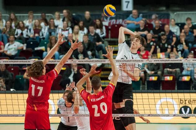 v.li.: Tomas Rousseaux (Belgien, 17) und Arno van de Velde (Belgien, 20) mit einem Block gegen den Ball von Tobias Krick (Deutschland, 21) spielt den Ball über das Netz, Volleyball, Länderspiel, Deutschland - Belgien, xobx