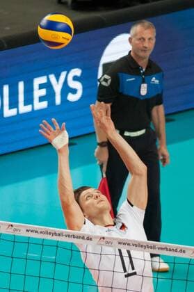 Lukas Kampa (Deutschland, 11) am Ball, Volleyball, Länderspiel, Deutschland - Belgien, xobx