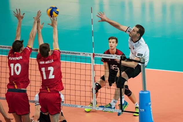 v.li.: Simon van de Voorde (Belgien, 10) und Gert van Walle (Belgien, 12) mit einem Block gegen den Ball von Denis Kaliberda (Deutschland, 6), Volleyball, Länderspiel, Deutschland - Belgien, xobx