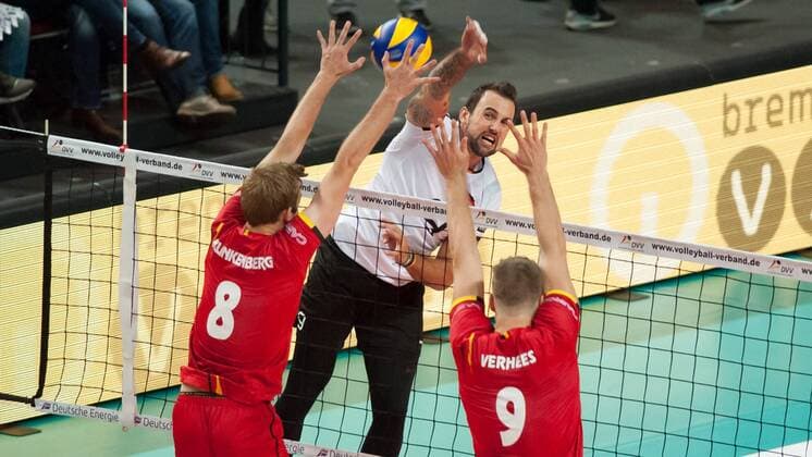 v.li.: Kevin Klinkenberg (Belgien, 8), Georg Grozer (Deutschland, 9) und Pieter Verhees (Belgien, 9), Volleyball, Länderspiel, Deutschland - Belgien, xobx