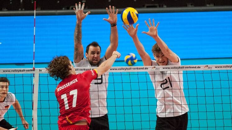v.li.: Tomas Rousseaux (Belgien, 17) spielt den Ball über das Netz, Georg Grozer (Deutschland, 9) und Tobias Krick (Deutschland, 21) mit einem Block gegen den Ball, Volleyball, Länderspiel, Deutschland - Belgien, xobx