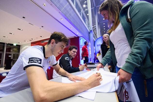 19.08.2017, ÖVB Arena, Bremen Volleyball, Länderspiel Laenderspiel, Deutschland vs. Belgien Tobias Krick ( 21 GER) schreibt Autogramm Autogramme Fans