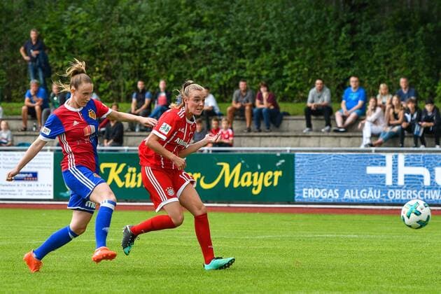 GER, FSP, Bayern München vs FC Basel 19.08.2017, Allgäustadion Allgaeustadion, Wangen, GER, FSP, Bayern München vs FC Basel, im Bild Melanie Huber (Basel 5), Jill Roord (Muenchen 10) erzielt ein Tor nordphotoxHafner nph00200