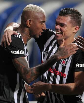 Anderson Talisca and Pepe of Besiktas during tne Turkey superlig match between Kasimpasa and Besiktas at Recep Tayyip Erdogan Stadium in Istanbul Turkey on August 18 , 2017. 