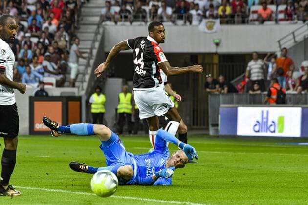 Alassane Plea (OGC Nice) - Karl Johan Johnsson (Guingamp) FOOTBALL : OGC Nice vs Guingamp - Ligue 1 - Nice - 19 08 2017 NorbertScanella Panoramic 