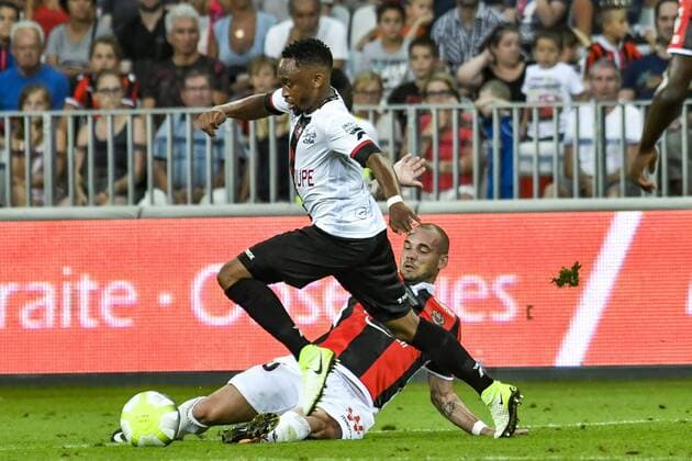 Lebogang Phiri (Guingamp) - Wesley Sneijder (OGC Nice) FOOTBALL : OGC Nice vs Guingamp - Ligue 1 - Nice - 19 08 2017 NorbertScanella Panoramic 
