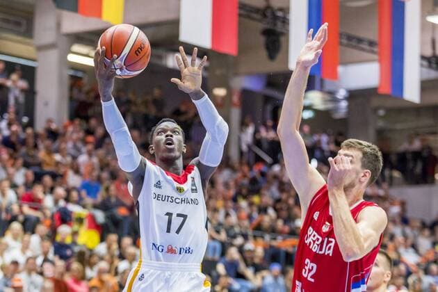 Dennis Schroeder (Nr. 17, Deutschland) gegen Ognjen Kuzmic (Nr. 32, Serbien). Deutschland vs Serbien, Basketball, Supercup, Nationalteams, 20.08.17 Hamburg Schleswig-Holstein Germany Inselparkhalle Copyright: xAgentur54Gradx xJohnxGarvex