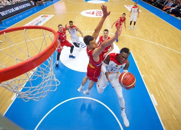 Themen der Woche - SPORT Basketball Hamburg 20.08.2017 DBB Nationalmannschaft Nationalteam Herren Supercup Tag 3 Deutschland (GER) - Serbien (SRB) Dennis Schröder Schroeder (Deutschland, No.17) Schröder Vladimir Lucic (Serbien, No.11)