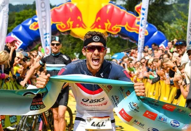 Themen der Woche - SPORT Bilder des Tages - SPORT GER, 35. Allgäu Triathlon 20.08.2017, Bühl am Alpsee, Immenstadt i. Allgäu, GER, 35. Allgäu Triathlon, im Bild Jan Frodeno (GER, 444), jubelt im Ziel und ist neuer deutscher Meister nordphotoxHafner nph00200