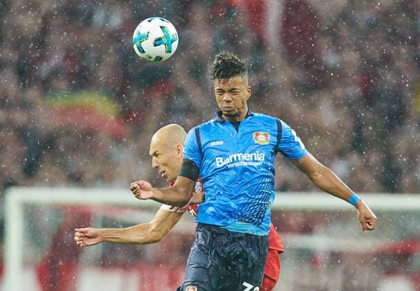 Arjen ROBBEN, FCB 10 im Kopfballduell , Kopfball mit Benjamin HENRICHS, LEV 39 Zweikampf , Aktion um den Ball FC BAYERN MUENCHEN - BAYER 04 LEVERKUSEN 3-1 Fussball 1. Bundesliga , Muenchen, am 18.08.2017, 1.Spieltag, Saison 2017 2018, 1.Liga, 1.Bundesliga,FCB