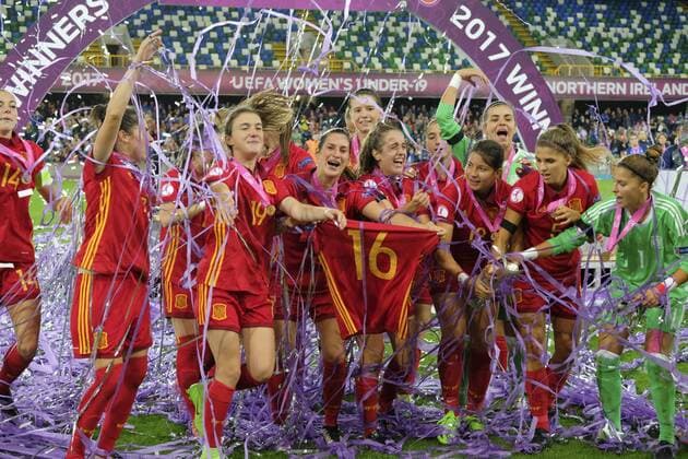 20th August 2017, Windsor Park, Belfast, Northern Ireland; Womens U19s European Championship EM Europameisterschaft Final; Spain versus France; The Spanish players celebrate their victory in the final to become Under 19 European Champions xNigelxCookex  ActionPlus11919336