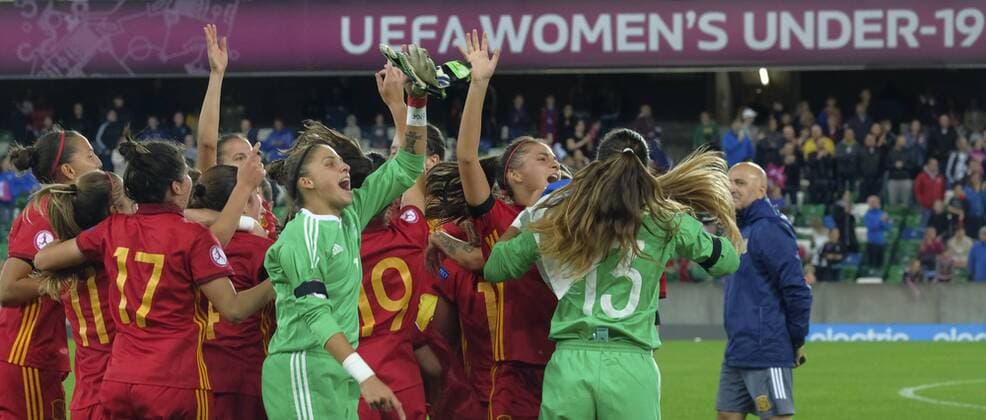 20th August 2017, Windsor Park, Belfast, Northern Ireland; Womens U19s European Championship EM Europameisterschaft Final; Spain versus France; The Spanish players celebrate at the final final and are crowned Under 19 European Champions xNigelxCookex  ActionPlus11919463