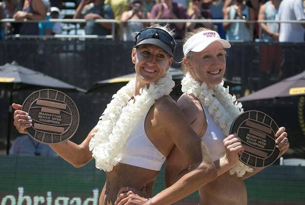 (170821) -- CALIFORNIA, Aug. 21, 2017 -- Brittany Hochevar (L) and Emily Day celebrate after winning the Women s Finals of the 58th annual AVP Manhattan Beach Open in Manhattan Beach, California, the United States, August 20, 2017. ) (SP)U.S.-CALIFORNIA-BEACH VOLLYBALL-MANHATTAN BEACH OPEN JavierxRojas 