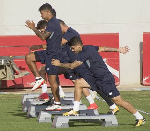 Sevilla FC s Argentinian midfielder Ever Banega (R) and right winger Walter Montoya (C) take part in a team s training session in Seville, south Spain, 21 August 2017. The team prepares for the second leg match against Istanbul Basaksehir Fk during the last round prior the Champios League. Sevilla FC training session !ACHTUNG: NUR REDAKTIONELLE NUTZUNG!  Copyright: xRAULxCAROx 20170821-636389155030457453
