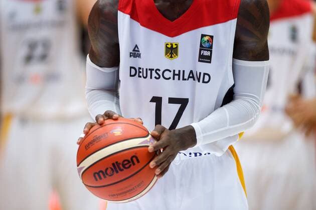Basketball Hamburg 20.08.2017 DBB Nationalmannschaft Nationalteam Herren Supercup Tag 3 Deutschland (GER) - Serbien (SRB) Dennis Schröder Schroeder (Deutschland, No.17) Schröder Feature Ball Spielgerät Molten Eurobasket Ball