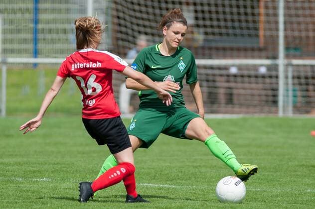 v.li.: Pia Lange (FSV Gütersloh 2009, 16) im Zweikampf, Duell mit Janine Angrick (SV Werder Bremen, 8), Fussball, Vorbereitungsturnier Frauen, Sandfort Bau Cup, xobx