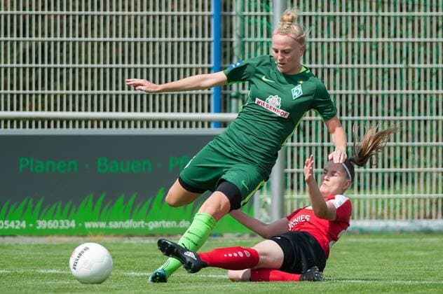 v.li.: Lina Hausicke (SV Werder Bremen, 18) im Zweikampf, Duell mit Melissa Schulz (FSV Gütersloh 2009, 20), Fussball, Vorbereitungsturnier Frauen, Sandfort Bau Cup, xobx