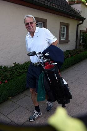 15.08.2017 Dreieich, Golf-Club Neuhof HRG Europe Golf Trophy 2017 zu gunsten der Kinderhilfestiftung Jörg Wontorra Fernsehmoderator mit seinem Golfbag