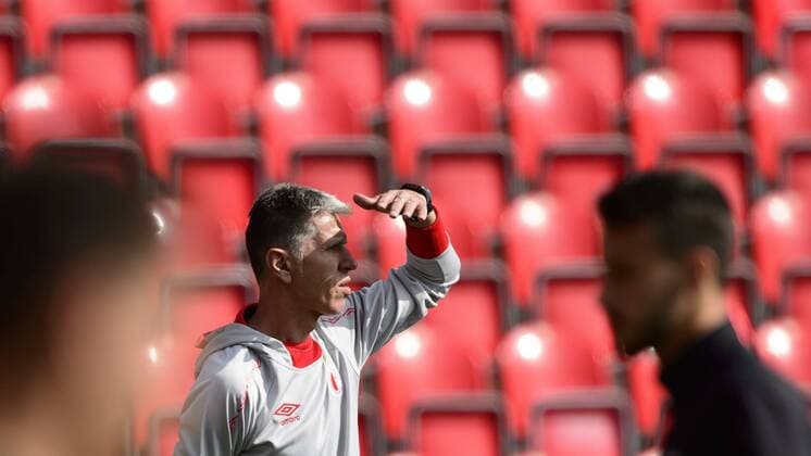 Head Coach Jaroslav Silhavy watches his players during the training session of the SK Slavia Praha prior to the UEFA Champions League play offs second leg soccer match between APOEL FC and SK Slavia Praha at Eden Arena in Prague, Czech Republic, on August 22, 2017. (CTKxPhoto MichalxKamaryt) CTKPhotoP201708220316401  kmt 2
