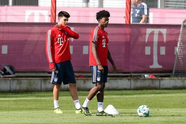 l-r: Flavius Daniliuc (FC Bayern Muenchen U19) und David Alaba 27 (FC Bayern Muenchen), Training FC Bayern Muenchen, Fussball, 1.Bundesliga, 22.08.2017 Muenchen Bayern Deutschland Copyright: xkolbert-press ChristianxKolbertx