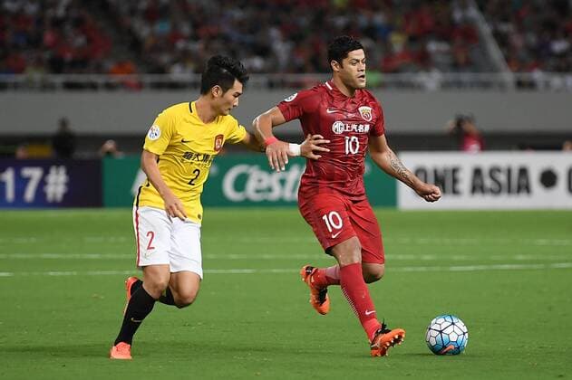 Brazilian football player Givanildo Vieira de Sousa, better known as Hulk, right, of Shanghai SIPG kicks the ball to make a pass against a player of Guangzhou Evergrande Taobao during the first quarter-final match of the 2017 AFC Champions League against Shanghai SIPG in Shanghai, China, 22 August 2017. Guangzhou Evergrande competes against Shanghai SIPG at first quarter-final match of 2017 AFC Champions League  20170822_07310
