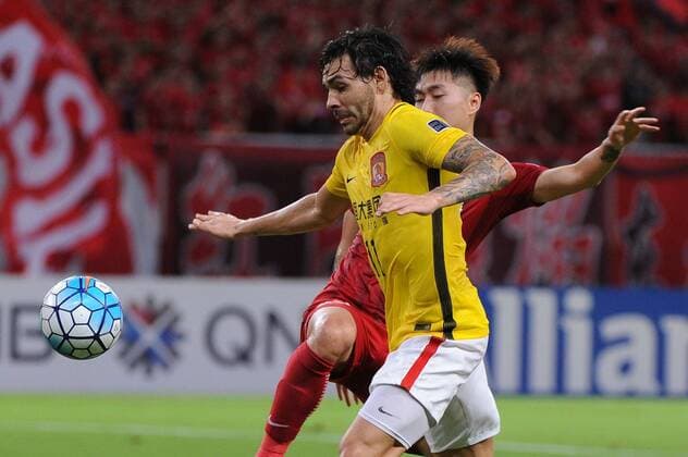 Brazilian football player Ricardo Goulart, left, of Guangzhou Evergrande Taobao kicks the ball to make a pass against a player of Shanghai SIPG during the first quarter-final match of the 2017 AFC Champions League in Shanghai, China, 22 August 2017. Guangzhou Evergrande competes against Shanghai SIPG at first quarter-final match of 2017 AFC Champions League  20170822_61046