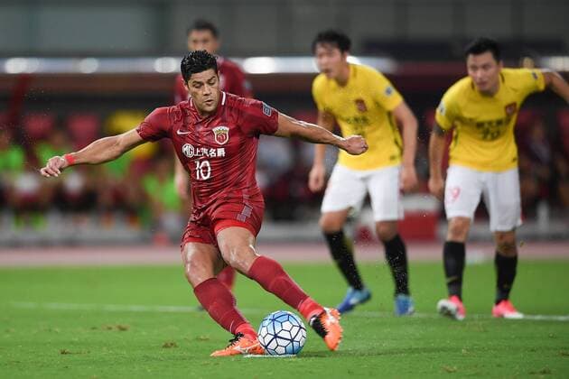 Brazilian football player Givanildo Vieira de Sousa, better known as Hulk, left, of Shanghai SIPG kicks the ball to make a shoot against Guangzhou Evergrande Taobao during the first quarter-final match of the 2017 AFC Champions League against Shanghai SIPG in Shanghai, China, 22 August 2017. Guangzhou Evergrande competes against Shanghai SIPG at first quarter-final match of 2017 AFC Champions League  20170822_61070