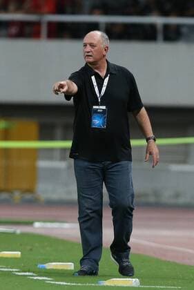 Head coach Luiz Felipe Scolari of Guangzhou Evergrande Taobao reacts as he watches his players competing against Shanghai SIPG during the first quarter-final match of the 2017 AFC Champions League in Shanghai, China, 22 August 2017. Guangzhou Evergrande competes against Shanghai SIPG at first quarter-final match of 2017 AFC Champions League  20170822_61176