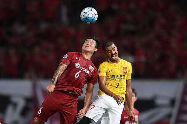 Brazilian football player Alan Carvalho, right, of Guangzhou Evergrande Taobao heads the ball to make a pass against a player of Shanghai SIPG during the first quarter-final match of the 2017 AFC Champions League in Shanghai, China, 22 August 2017. Guangzhou Evergrande competes against Shanghai SIPG at first quarter-final match of 2017 AFC Champions League  20170822_81559