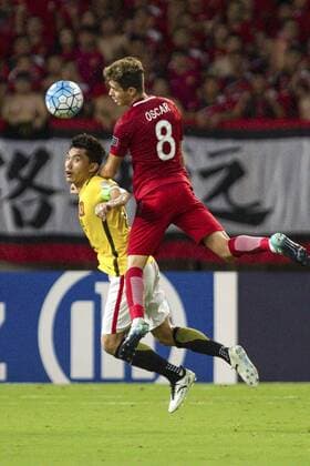 SHANGHAI, CHINA - AUGUST 22: Oscar 8 of Shanghai SIPG and Zheng Zhi 10 of Guangzhou Evergrande compete for the ball during 2017 AFC Champions League 2017 Quarterfinals 1st leg between Shanghai SIPG and Guangzhou Evergrande at Shanghai Stadium on August 22, 2017 in Shanghai, China.  Copyright: xVCGx CFP111123977273 