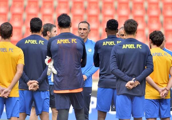 Coach George Donis (centre) and soccer players of APOEL in action during the training session in Prague, Czech Republic, August 22, 2017 prior to the Football Champions League, 4th qualifying round return match: Slavia Prague vs Apoel Nicosia. (CTKxPhoto KaterinaxSulova) CTKPhotoP201708220795201  suk7 k