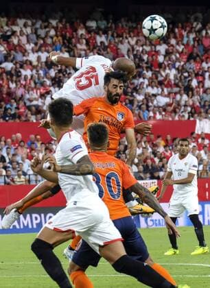 Istanbul Basaksehir s midfielder Mahmut Tekdemir (C) duels for the ball with Sevilla FC s French Steven N Zonzi (back) during the UEFA Champions League playoff second leg soccer match held at Ramon Sanchez Pizjuan stadium, in Seville, southern Spain, 22 August 2017. Sevilla FC vs Istanbul Basaksehir !ACHTUNG: NUR REDAKTIONELLE NUTZUNG!  Copyright: xPepoxHerrerax 20170822-636390341891925167