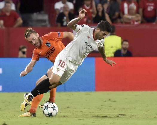 Sevilla s midfielder, Argentinian Ever Banega (R), vies for the ball with Edin Visca (L) of Istanbul Basaksehir during the UEFA Champions League playoff, second leg soccer match between Sevilla FC and Istanbul Basaksehir at Ramon Sanchez Pizjuan stadium in Seville, southern Spain, 22 August 2017. SEVILLA VS. BASAKSEHIR !ACHTUNG: NUR REDAKTIONELLE NUTZUNG!  Copyright: xRaulxCarox GRA303 20170822-636390366130776550