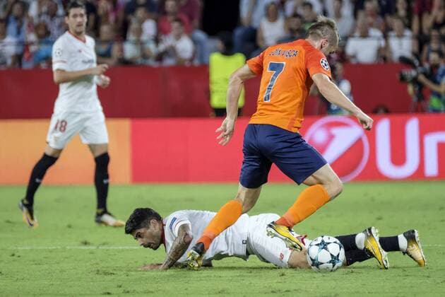Edin Visca (R) of Istanbul Basaksehir vies for the ball with Sevilla s Ever Banega (L) during the UEFA Champions League playoff, second leg soccer match between Sevilla FC and Istanbul Basaksehir at Ramon Sanchez Pizjuan stadium in Seville, southern Spain, 22 August 2017. SEVILLA VS. BASAKSEHIR !ACHTUNG: NUR REDAKTIONELLE NUTZUNG!  Copyright: xPEPOxHERRERAx GRA303 20170822-636390366779268550