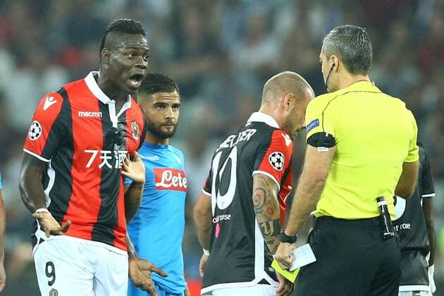 August 22, 2017 - Nice, France - Mario Balotelli of Nice reclaiming with the referee Skomina during the UEFA Champions League Qualifying Play-Offs round, second leg match, between OGC Nice and SSC Napoli at Allianz Riviera Stadium on August 22, 2017 in Nice, France. OGC Nice v SSC Napoli - Uefa Champions League Qualifying Play-offs - second leg  - ZUMAn230 20170822_zaa_n230_156 Copyright: xMatteoxCiambellix