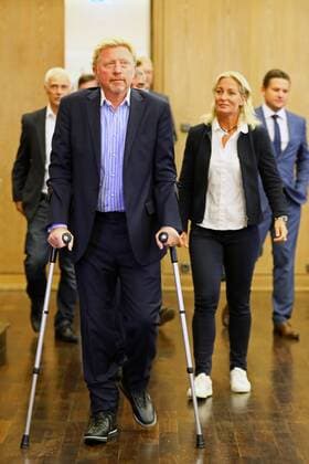 Boris Becker (Head of Men s Tennis) kommt zur Pressekonferenz, dahinter Barbara Rittner (Head of Women s Tennis) - 23.08.2017: DTB stellt Boris Becker als Head of men s Tennis vor, Plenarsaal Römer